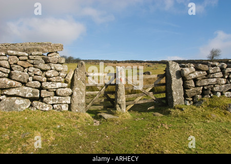 Traditonal fünf Bar Tor mit Stein Säulen in einer Trockensteinmauer auf Dartmoor Stockfoto