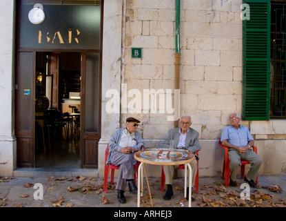 Binissalem-Mallorca-Spanien-Männer sitzen vor einer Bar in der Stadt Stockfoto