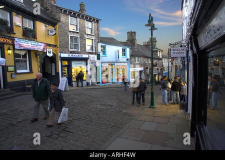 Gepflasterten asphaltierten Straße Cromwell des 17. Jahrhunderts 1600 sechzehn Hunderte Kendal Cumbria North West England Dickens shop shops1657 Stockfoto