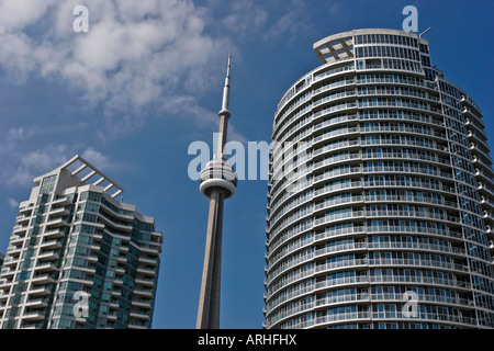 Queens Quay Harbourfront Eigentumswohnungen mit Blick auf einen Hafen in der Innenstadt von Toronto, Kanada mit CN Tower im Hintergrund Stockfoto