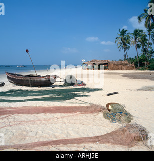 Angelboote/Fischerboote am Strand von Colva 1994, in Goa, Indien Stockfoto