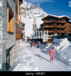 Straße in das Resort centre, Val d ' Isère, Savoie, Französische Alpen, Frankreich Stockfoto