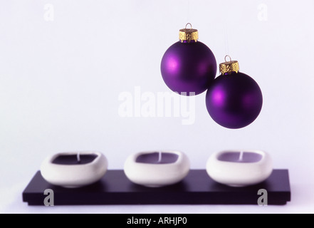 Drei Kerzen und zwei Xmas Kugeln Stockfoto