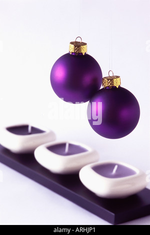 Drei Kerzen und zwei Kugeln, saisonale Still Life Stockfoto
