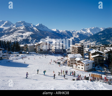 Blick über die Übungswiese in Richtung des Ortes Zentrum, Sauze d, Milchstraße, Italienische Alpen, Italien Stockfoto