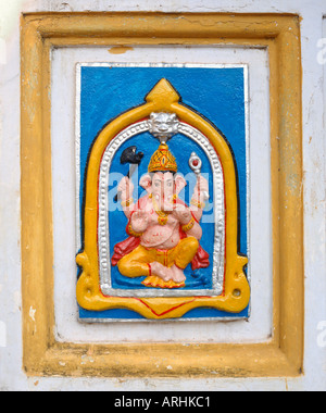 Wand Relief von Lord Ganesh am Shri Mangesh Hindu-Tempel in der Nähe von Mardol, Goa, Indien Stockfoto