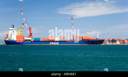 Frachter im Hafen Papeete Tahiti Französisch-Polynesien Stockfoto