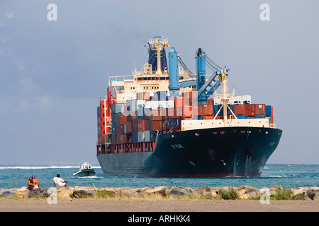 Frachter im Hafen Papeete Tahiti Französisch-Polynesien Stockfoto