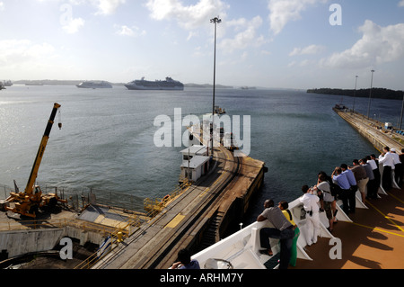 Passagiere und Besatzungsmitglieder an Bord Cunards Kreuzfahrt Schiff Queen Victoria beobachten, wie das Schiff Gatun See gelangt. Stockfoto