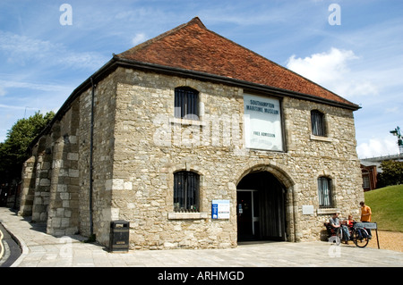 Das 14. Jahrhundert Wolle Haus, jetzt das Maritime Museum Haus der Titanic Ausstellung, Southampton Stockfoto