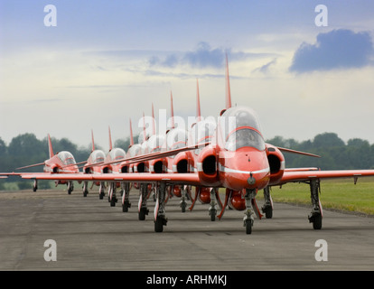 Die roten Pfeile RAF Bildung anzeigen Team Rollen ihre Hawk Flugzeuge stehen Stockfoto