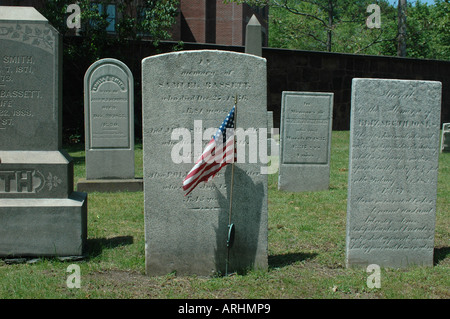 Grab mit amerikanischen Flagge in der Grove Street Cemetery nationalen historischen Wahrzeichen New Haven Connecticut Stockfoto