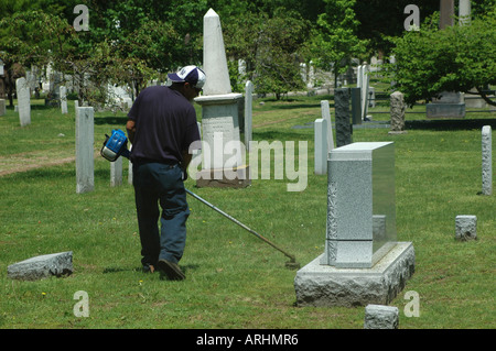 Arbeiter Ausschnittgras in der Grove Street Cemetery nationalen historischen Wahrzeichen New Haven Connecticut Stockfoto