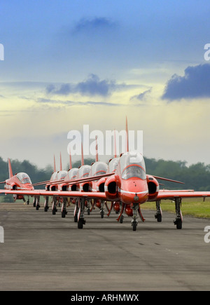 Die roten Pfeile RAF Bildung anzeigen Team Rollen ihre Hawk Flugzeuge stehen Stockfoto