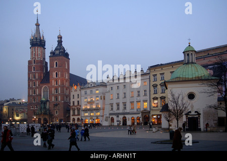 Heiliges Marys Kirche Rynek Glowny Hauptplatz bei Dämmerung Krakau Stockfoto