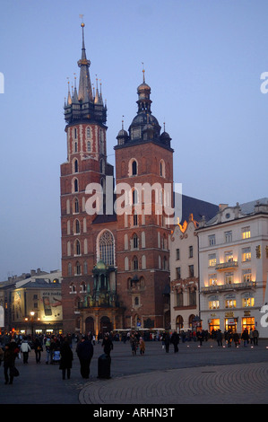 Heiliges Marys Kirche Rynek Glowny Hauptplatz bei Dämmerung Krakau Stockfoto