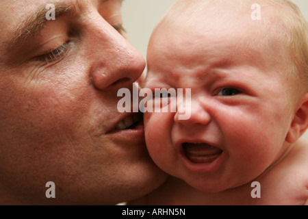 schreiendes Baby mit Vater Stockfoto
