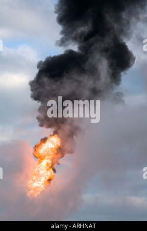 Schwarzer Rauch, Dampf und Flamme steigende aus dem Flare-Stapel auf der Shell Exxon Mobil petrochemischen Komplex am Mossmorran, Fife, UK. Stockfoto