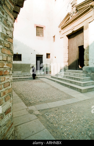 Einsame Menschen in einem Innenhof in der Alhambra Stockfoto