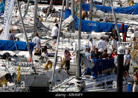 Motorboote und Kreuzer mit Segelbooten und Yachten im Hafen Yachthäfen in Cowes Week auf der Isle Of wight Stockfoto