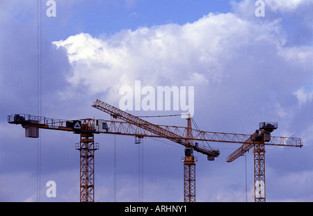 Turmdrehkrane auf einer Baustelle in Köln, Nordrhein-Westfalen, Deutschland. Stockfoto