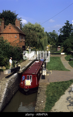 Narrowboat am Oxford-Kanal bei Cropredy Lock, Oxfordfshire, England, UK Stockfoto