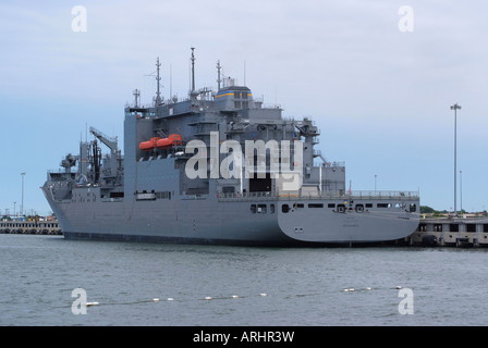 Lewis und Clark Class Hilfs trocknen Cargo Schiff USNS Sacagawea der United States Navy angedockt an Norfolk Naval Base Stockfoto