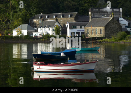 Insel Mull bunten Hafen Ferienhäuser in Tobermory mit der Brennerei Stockfoto