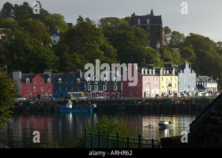 Insel Mull bunten Hafen Ferienhäuser in Tobermory aus über die Bucht Stockfoto