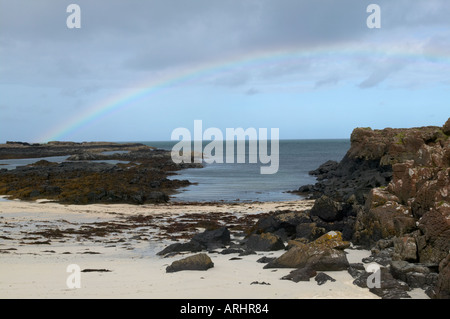 Insel Mull Freya Schale Sand Strand in der Nähe von Croig mit Regenbogen über Meer Stockfoto