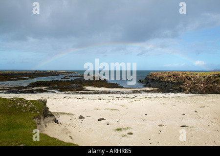 Insel Mull Freya Schale Sand Strand in der Nähe von Croig mit Regenbogen über Meer Stockfoto