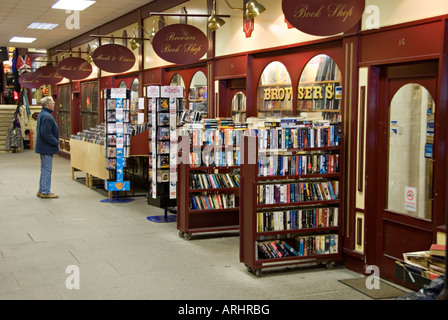 Falmouth, Cornwall, UK. Ein Kunde beim Stöbern in einer Buchhandlung in St. George's Arcade Stockfoto