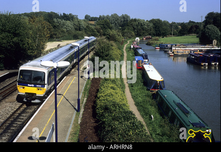 Erste große Western Link zu trainieren, neben Oxford Canal bei Heyford Station, Oxfordshire, England, UK Stockfoto