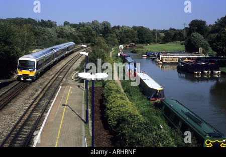 Erste große Western Link zu trainieren, neben Oxford Canal bei Heyford Bahnhof, Oxfordshire, England, UK Stockfoto