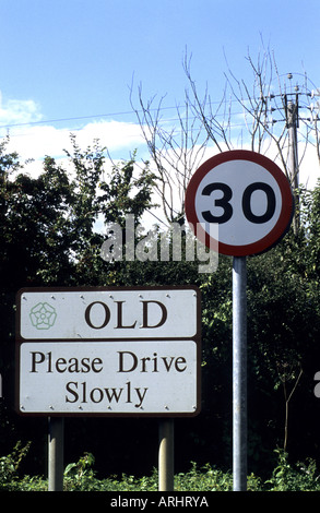 Ortsschild an der alten, Northamptonshire, England, UK Stockfoto