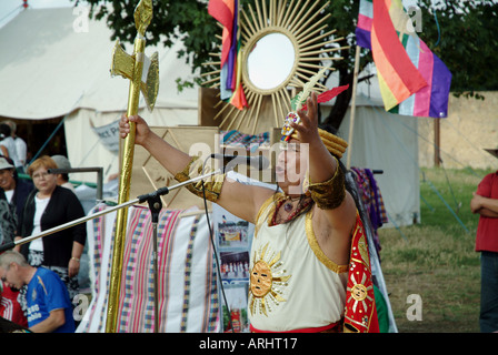 CARNAVAL DEL PUEBLO PERUANISCHER PRIESTER DARSTELLENDE TRADITIONELLE ZEREMONIE BURGESS PARK SÜDÖSTLICHEN LONDON JULI 2005 Stockfoto