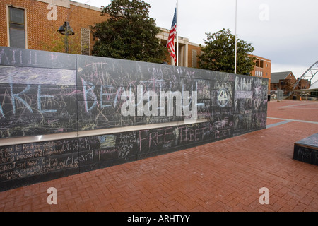 Charlottesville die Freiheit der Meinungsäußerung Wand steht auf dem Brick gepflasterte Fußgängerzone vor Rathaus Charlottesville VA Stockfoto