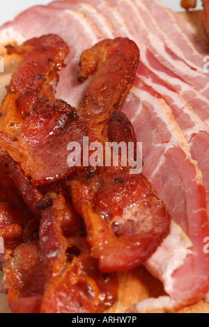 Speck roh mit gerösteten knusprigen Streifen Schweinebeck Fleisch Fett Essen Foto von einem Rücken niemand oben von oben Nahaufnahme vertikale Fotografie Hi-res Stockfoto