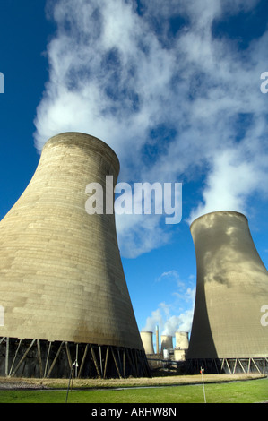 Steigen Dampfwolken aus den Kühltürmen des dual Kohlekraftwerk und Didcot Gasturbinenkraftwerk Oxfordshire England UK Stockfoto