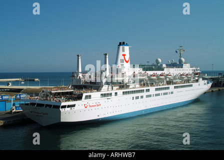 Barcelona Hafen Blick Kreuzfahrtschiff Thomson Spirit mit Passagieren auf Sonnendecks Stockfoto