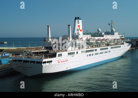 Barcelona Hafen Blick Kreuzfahrtschiff Thomson Spirit mit Passagieren auf Sonnendecks Stockfoto