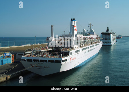 Barcelona Hafen Blick Kreuzfahrtschiff Thomson Spirit mit Passagieren auf Sonnendecks Stockfoto