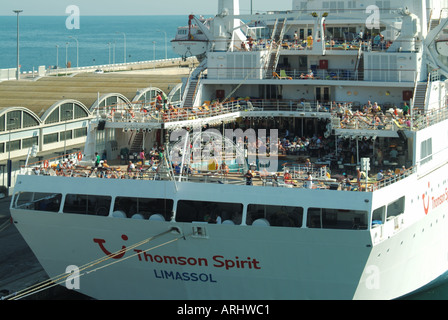 Barcelona Hafen Kreuzfahrtschiff Thomson Spirit mit Passagieren auf Sonnendecks Stockfoto