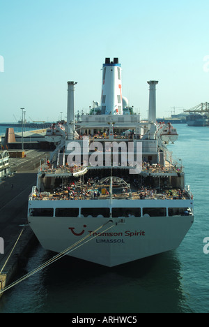 Barcelona Hafen Heck Ansicht Kreuzfahrtschiff Thomson Spirit mit Passagieren auf Sonnendecks Stockfoto