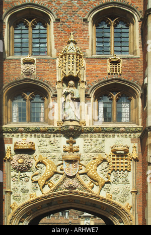 Universitätsstadt Cambridge St Johns College große Tor Nahaufnahme von Statue Schnitzereien und windows Stockfoto