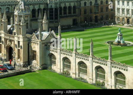 Universitätsstadt Cambridge Blick hinunter auf Teil der Kings College verzierten Bildschirme entlang Kings Parade Stockfoto