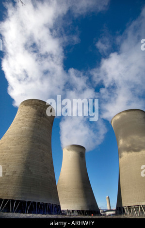 Steigen Dampfwolken aus den Kühltürmen des dual Kohlekraftwerk und Didcot Gasturbinenkraftwerk Oxfordshire England UK Stockfoto