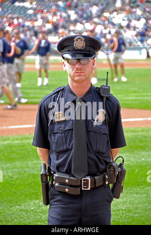 Polizei Kontrolle bei einem Detroit Tiger Professional Baseball Spiel im Comerica Park Detroit Michigan Stockfoto