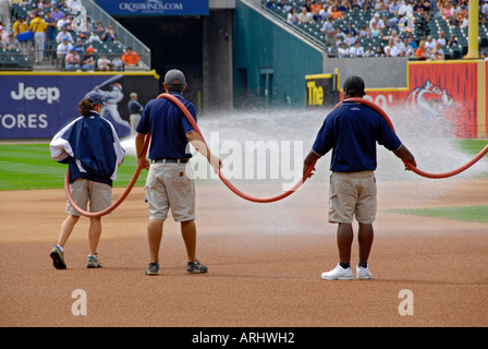 Bewässerung oder Schlauch nach unten den Staub auf dem Feld vor dem Detroit Tiger Professional Baseball Spiel Stockfoto