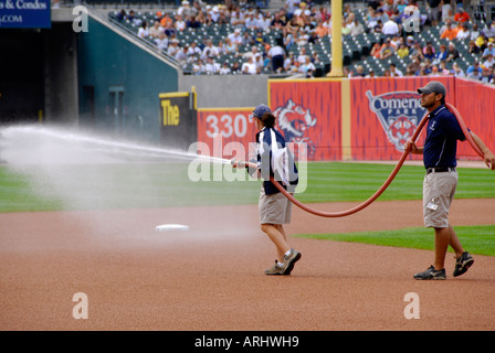 Bewässerung oder Schlauch nach unten den Staub auf dem Feld vor dem Detroit Tiger Professional Baseball Spiel Stockfoto